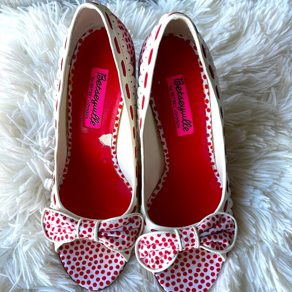 Betsey Johnson red and white peep toe pumps NWOT Size 6.5